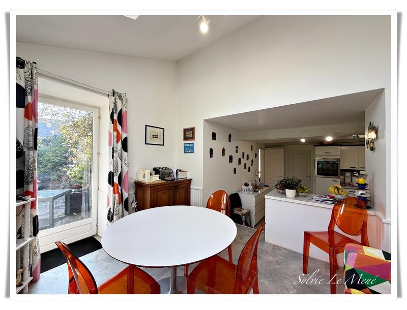 Maison - 224 m² - 8 pièces