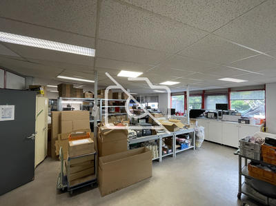 Entrepôt - 1 850 m²