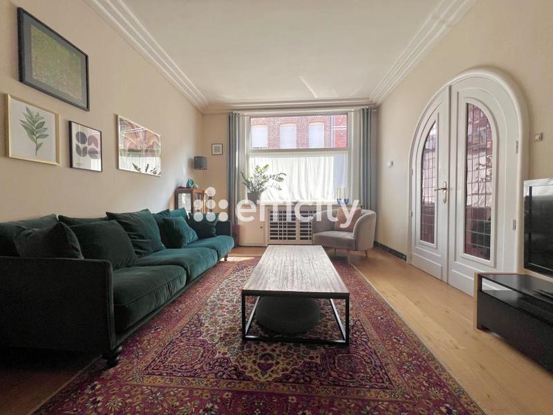 Maison - 201 m² - 8 pièces