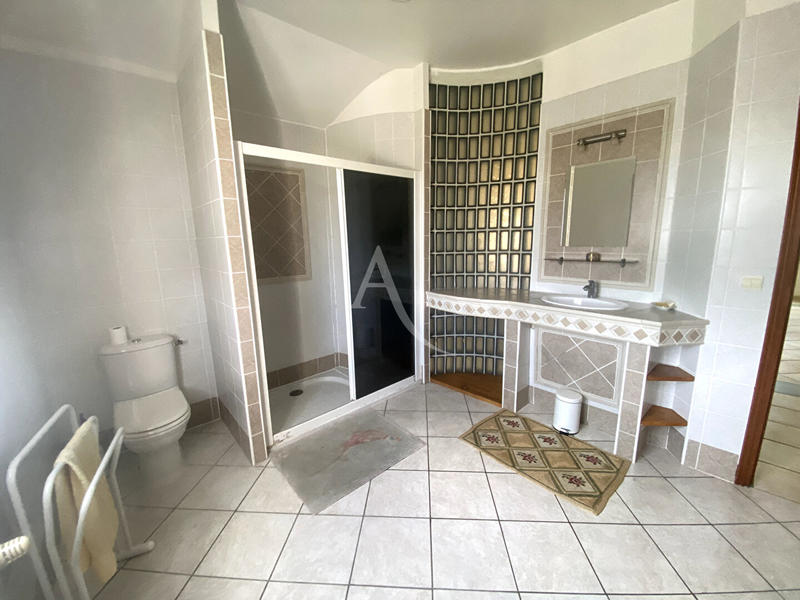 Maison - 214 m² - 8 pièces