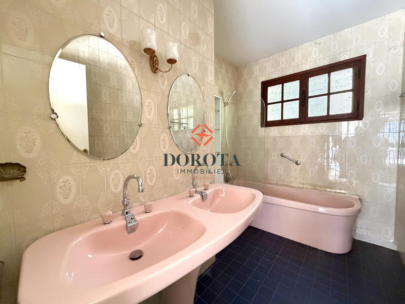 Maison - 182 m² - 9 pièces