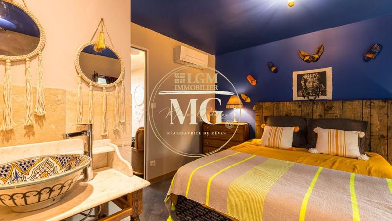 Maison - 1 046 m² - 29 pièces