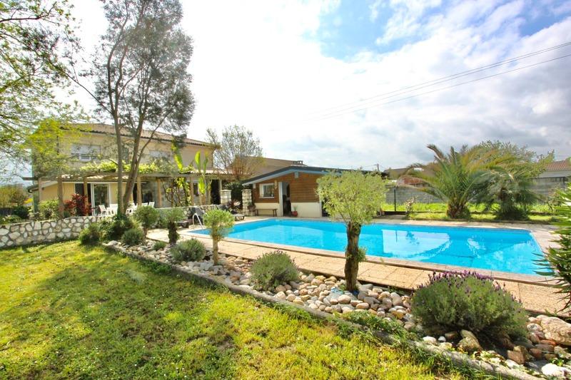 Maison - 175 m² - 9 pièces