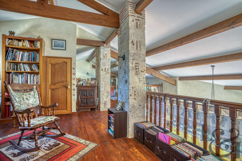 Maison - 220 m² - 9 pièces