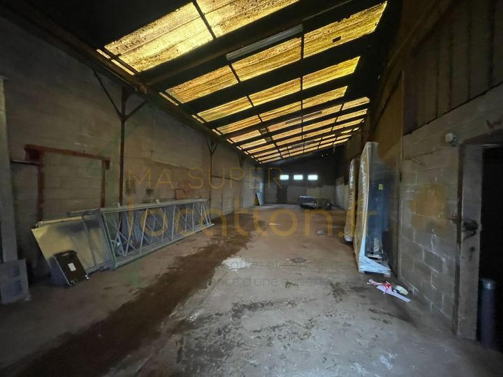 Parking / Garage - 210 m²