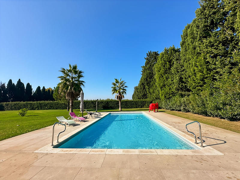 Maison - 335 m² - 9 pièces