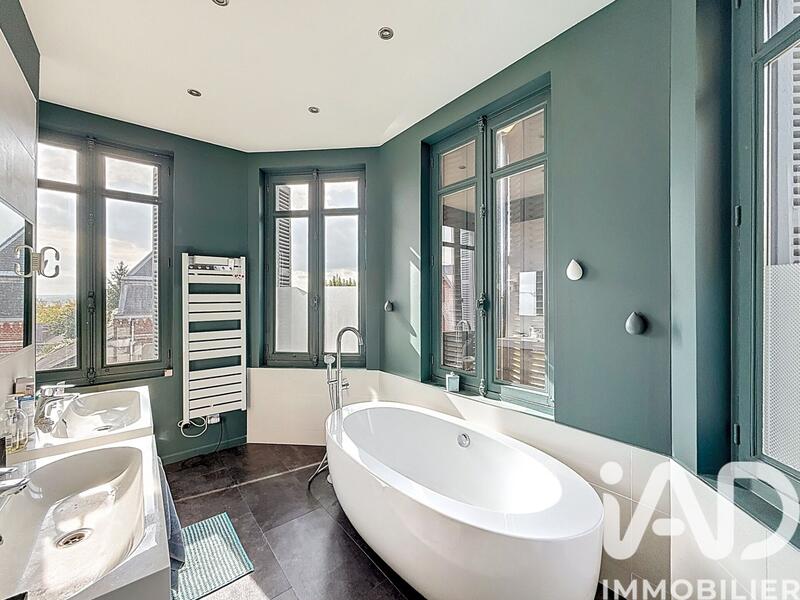 Maison - 210 m² - 8 pièces