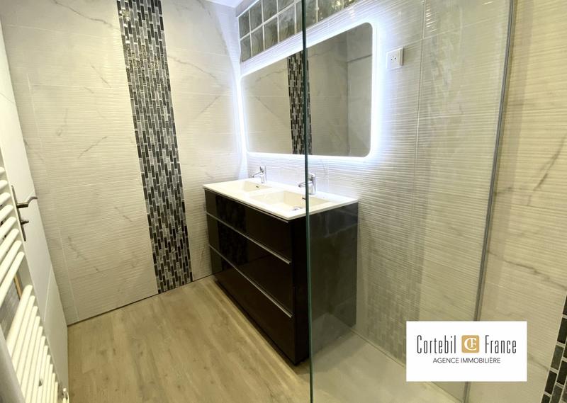 Villa - 245 m² - 9 pièces