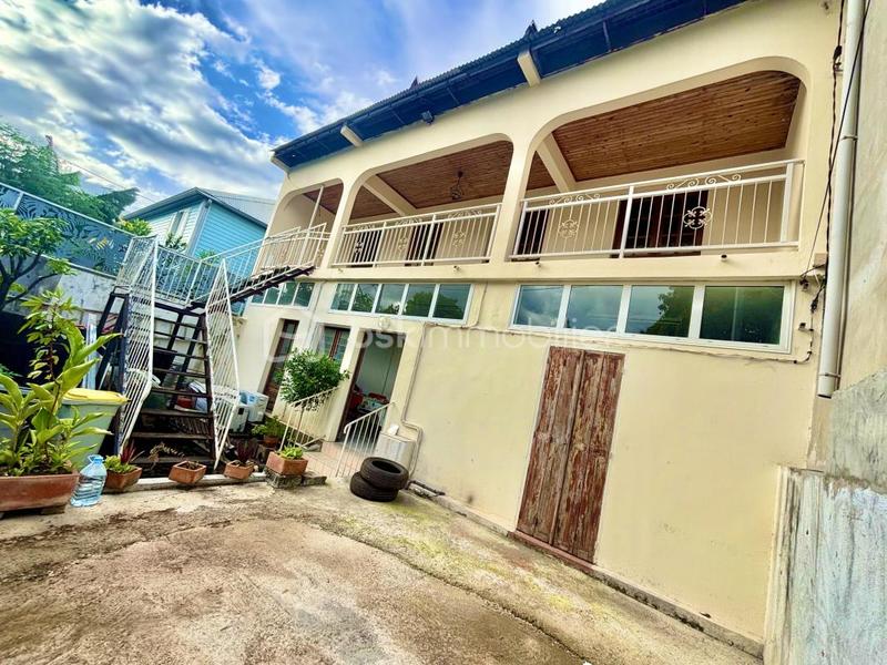 Maison - 200 m² - 7 pièces