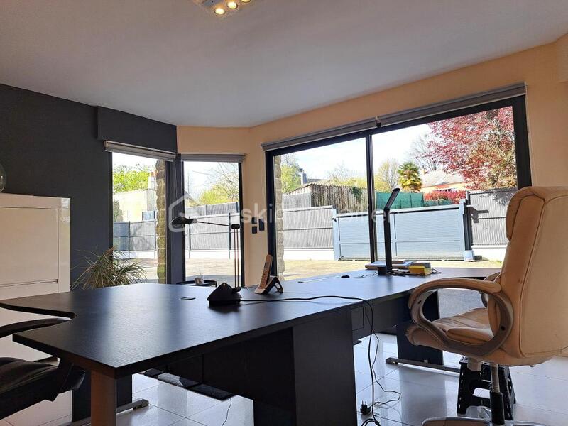 Demeure - 249 m² - 9 pièces