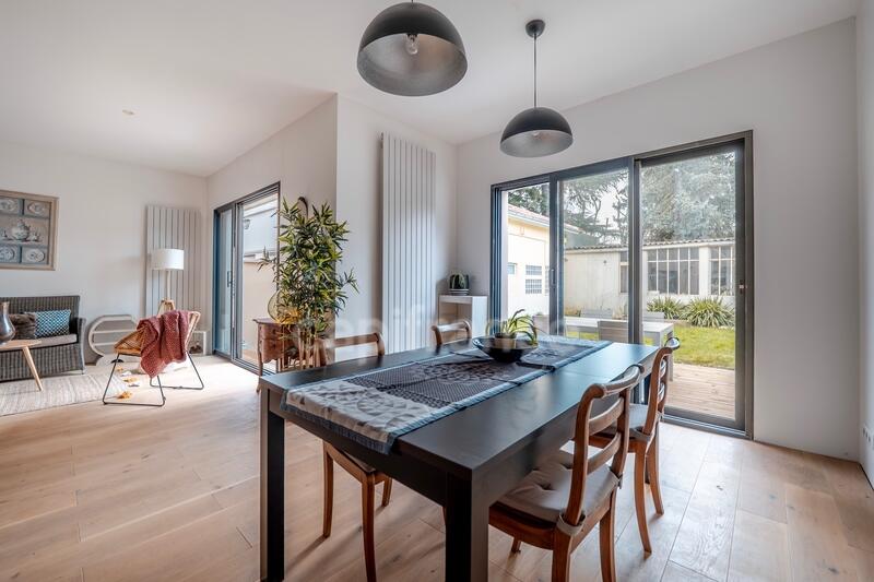 Maison - 210 m² - 9 pièces
