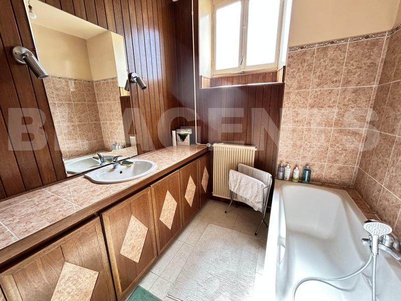 Maison - 210 m² - 8 pièces