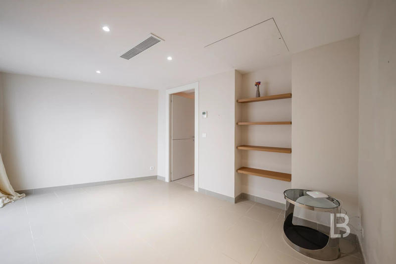 Maison - 588 m² - 8 pièces