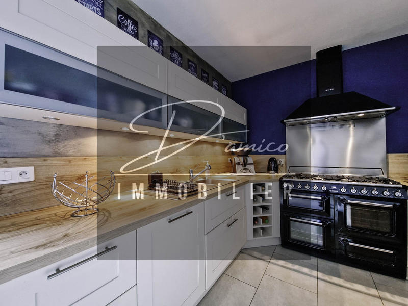 Maison - 214 m² - 10 pièces