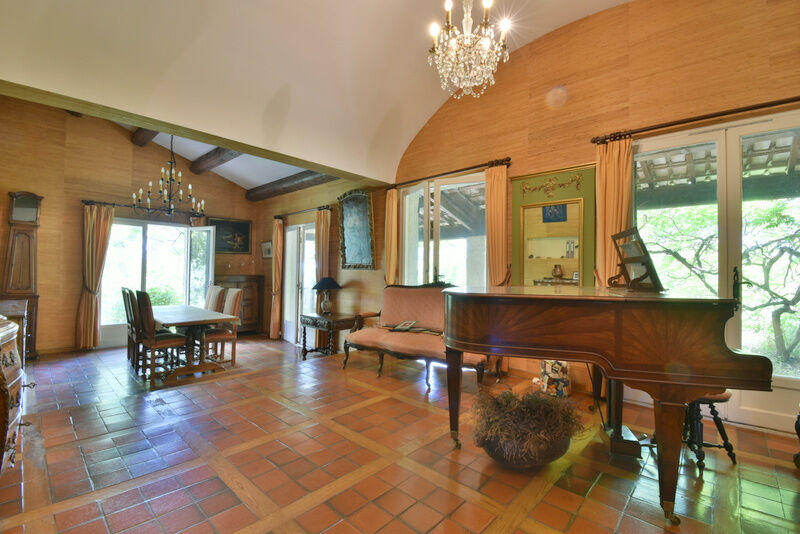 Maison - 234 m² - 8 pièces