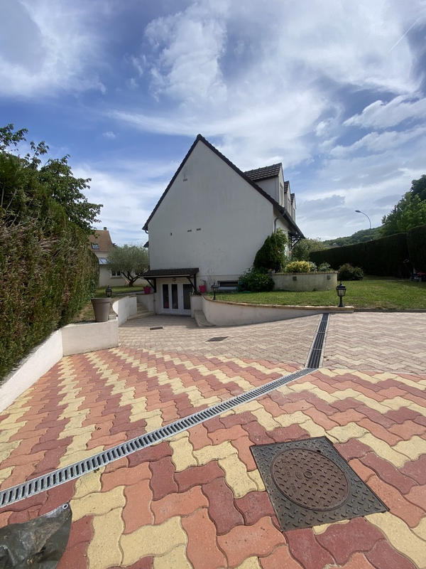 Maison - 180 m² - 7 pièces