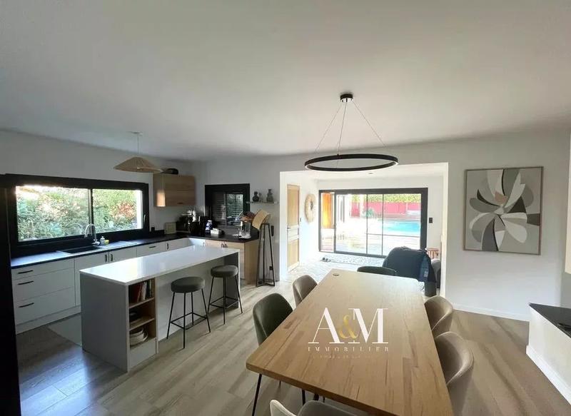 Maison - 200 m² - 7 pièces