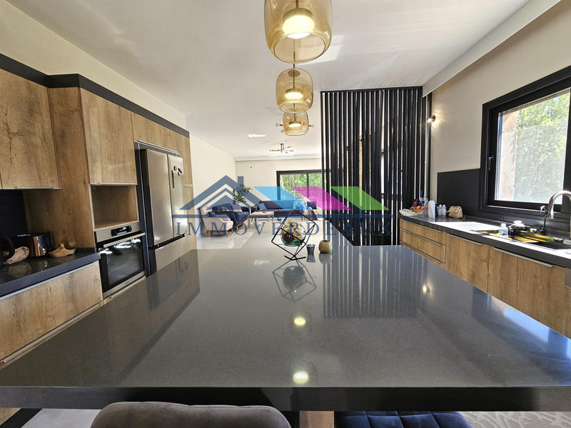 Maison - 210 m² - 6 pièces