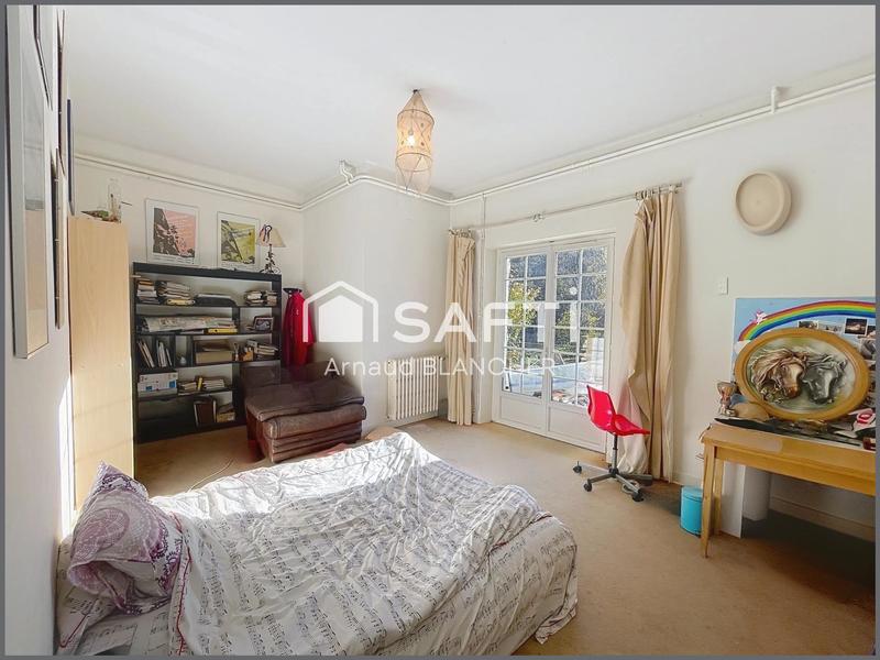 Maison - 230 m² - 8 pièces