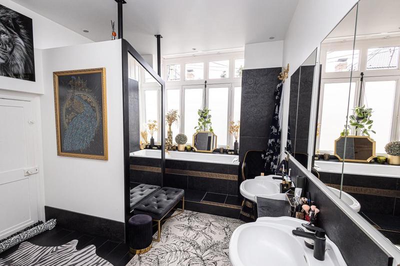 Maison - 330 m² - 10 pièces