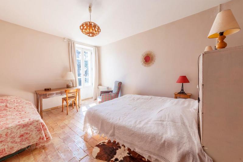 Propriété - 341 m² - 9 pièces