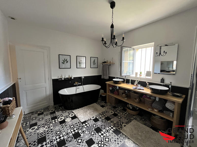 Maison - 237 m² - 8 pièces