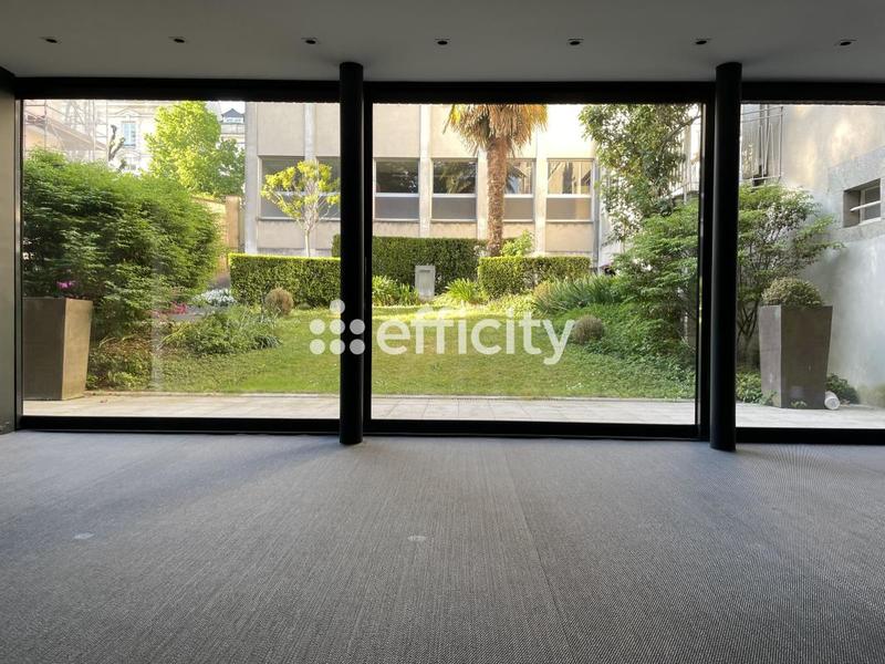 Maison - 392 m² - 10 pièces