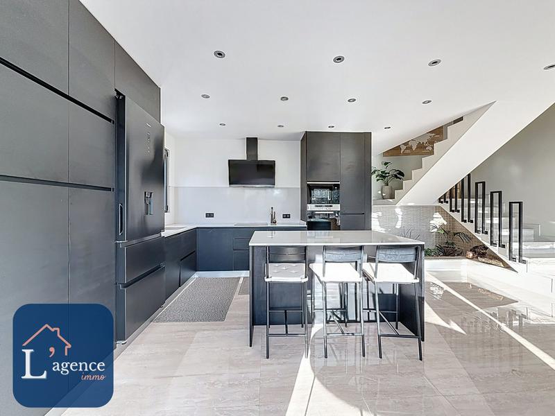 Maison - 202 m² - 8 pièces