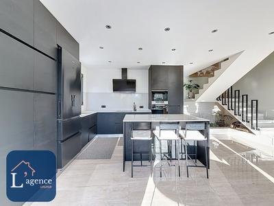 Maison - 202 m² - 8 pièces