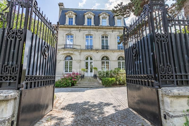 Maison bourgeoise - 396 m² - 12 pièces