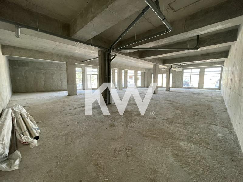 Magasins - 256 m² - 1 pièce