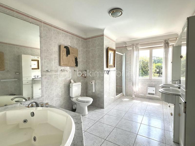 Maison - 282 m² - 9 pièces