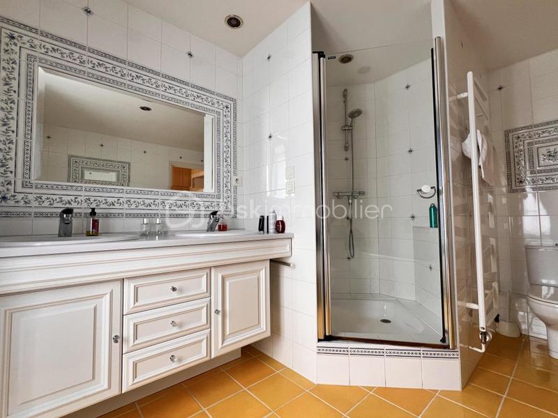 Maison - 225 m² - 8 pièces