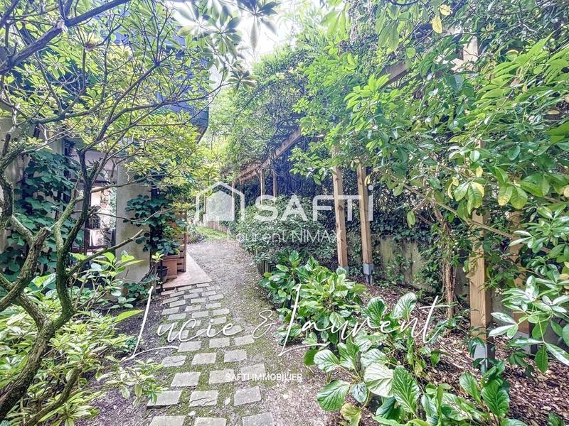 Maison - 260 m² - 8 pièces