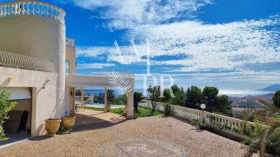 Villa - 239 m² - 6 pièces