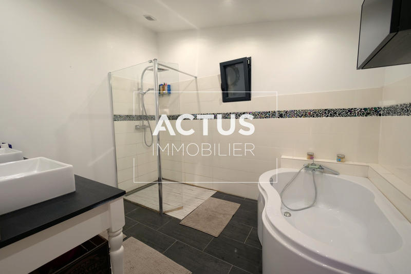 Maison - 214 m² - 6 pièces