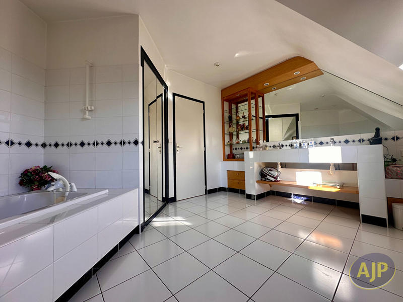 Maison - 182 m² - 7 pièces