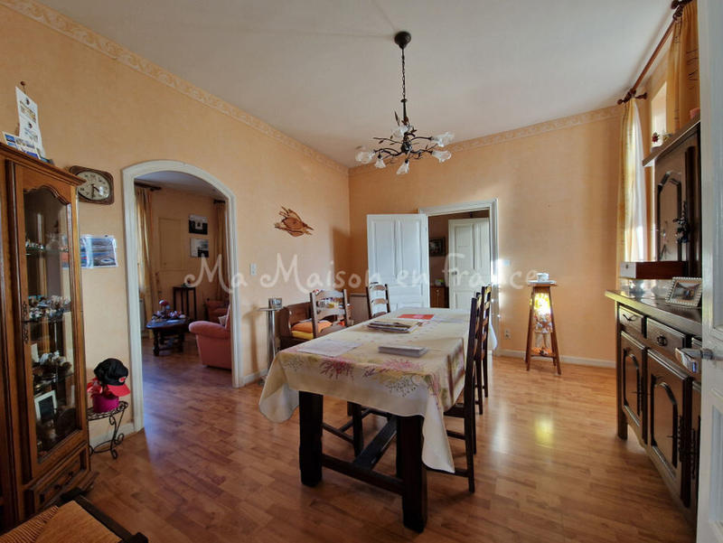 Maison - 240 m² - 11 pièces