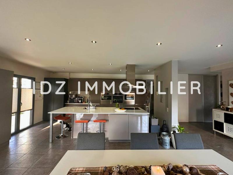 Maison - 268 m² - 9 pièces