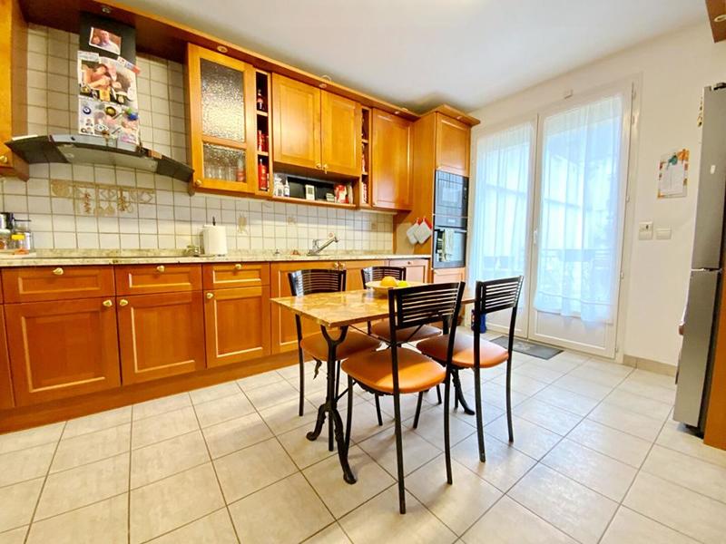 Maison - 250 m² - 6 pièces