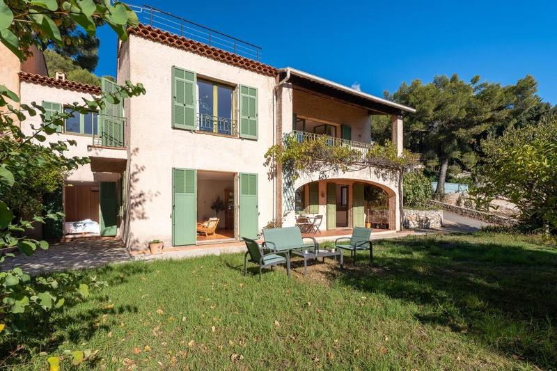 Villa - 236 m² - 6 pièces