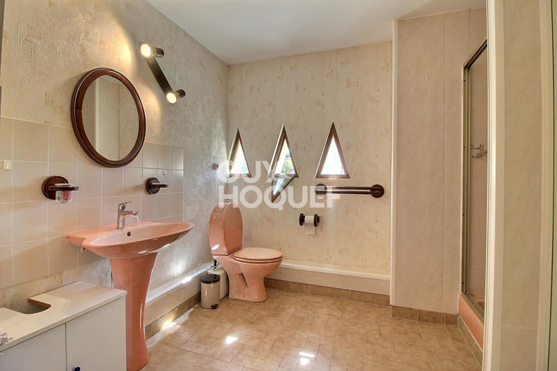 Maison - 218 m² - 9 pièces