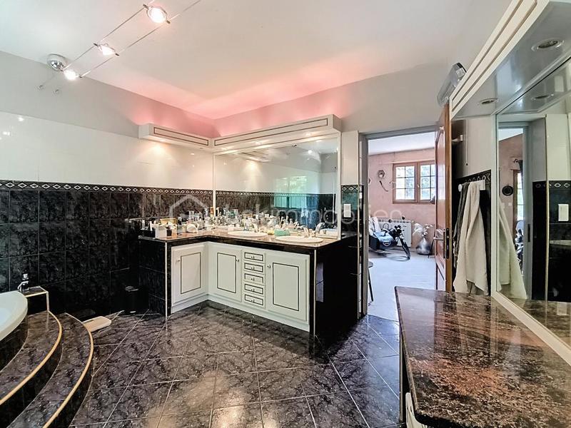 Maison - 287 m² - 11 pièces