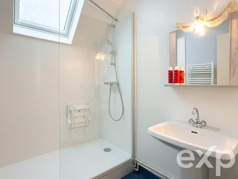 Maison - 235 m² - 9 pièces