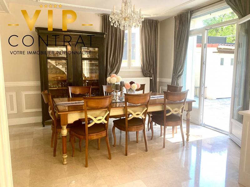 Demeure - 264 m² - 9 pièces