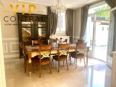 Demeure - 264 m² - 9 pièces