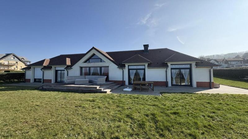 Maison - 235 m² - 6 pièces