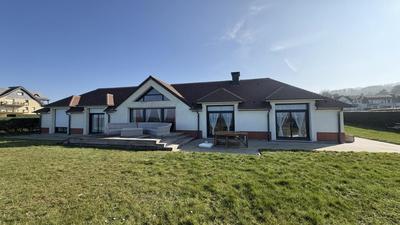 Maison - 235 m² - 6 pièces