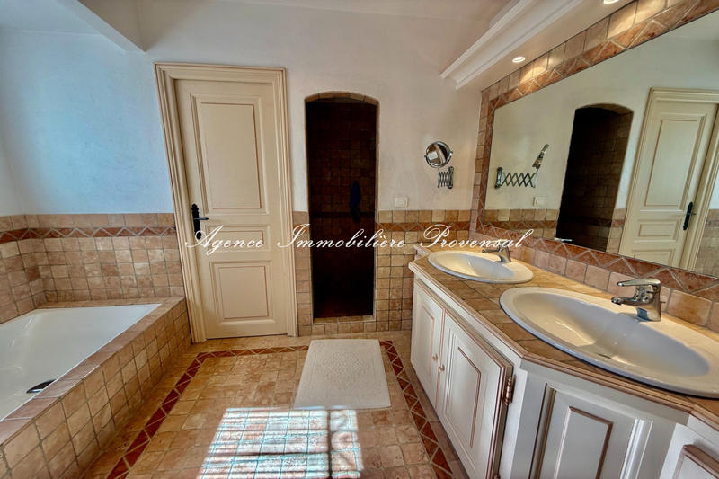 Villa - 213 m² - 6 pièces