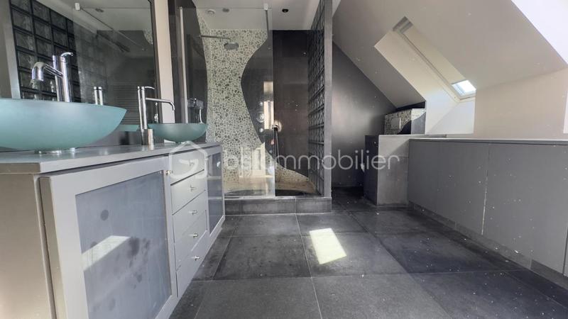 Maison - 230 m² - 8 pièces